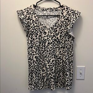 Maurice’s short sleeve back and white leopard print V neck top Size medium